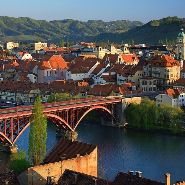 Pogled na Maribor z reko Dravo in Lentom